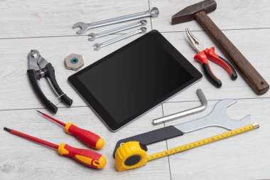 Ev aletleri ve tablet ile boş perde