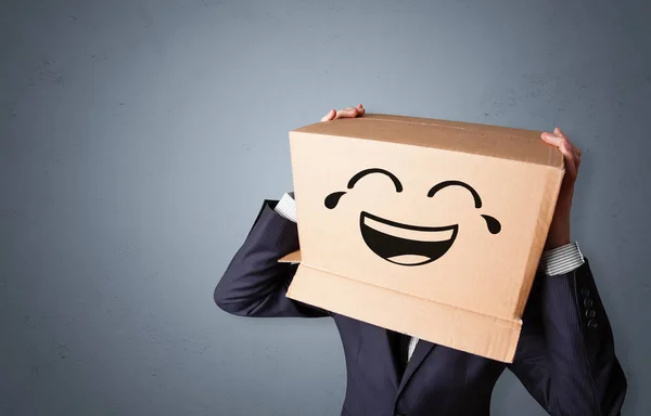 Αστείος άνθρωπος, χαμογελαστός, με κεφάλι κουτί από χαρτόνι — Φωτογραφία Αρχείου