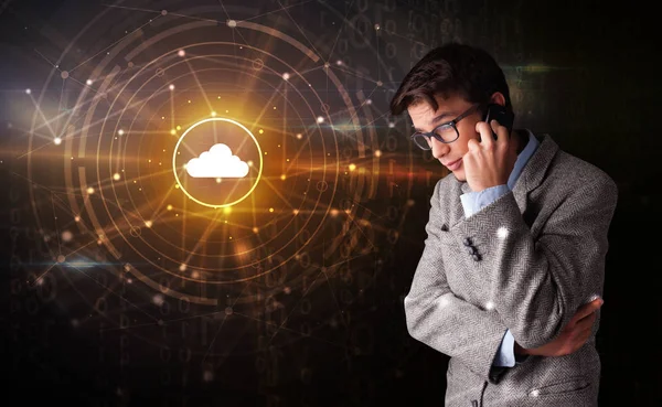 Persona hablando por teléfono con el concepto de tecnología en la nube —  Fotos de Stock
