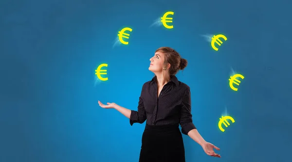 Henkilö jongleeraa eurotunnuksella — kuvapankkivalokuva