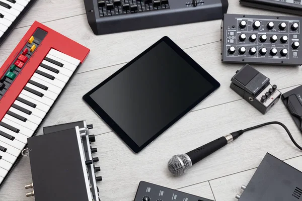 Tablet PC- en elektronische muziek instrumenten — Stockfoto