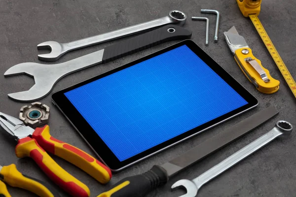 Tablet mit Werkzeugen und Gitterbildschirm-Konzept — Stockfoto