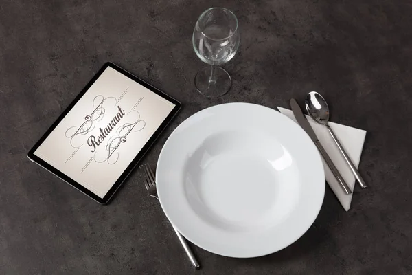 Elegant masa şık restoran logolu koydu — Stok fotoğraf