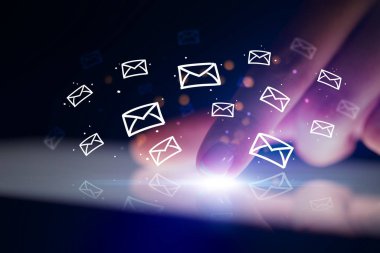 Beyaz mesaj sembolleri yukarıdaki tabletiyle dokunmadan parmak