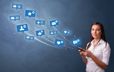Sosyal medya kavramı ile telefon kullanan genç kişi