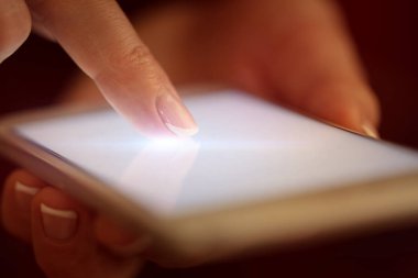 Koyu arka plan ile telefon dokunmak parmak