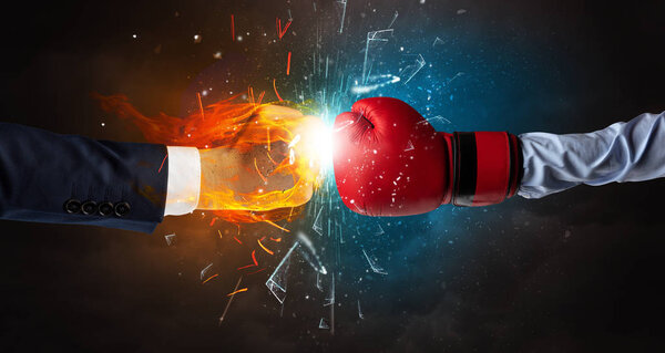 Боевые руки разбивают стекло огнем и водой
