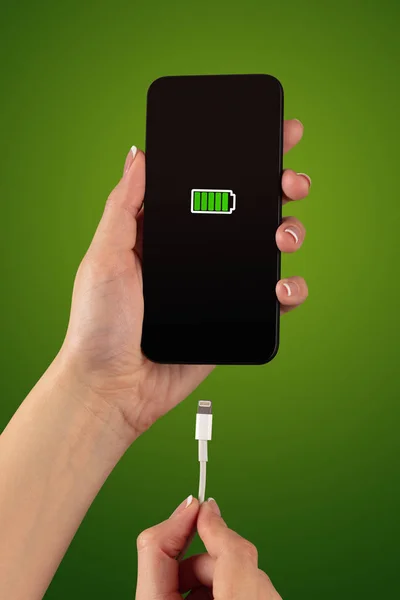 低电池的手动充电电话 — 图库照片