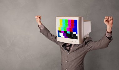 Baş monitör ile genç kişi