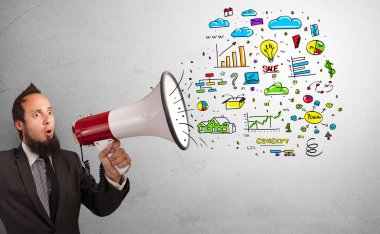 Ofis konsepti ile hoparlörde konuşan kişi