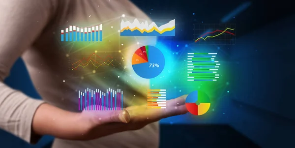 Hand met diagrammen in zijn hand — Stockfoto