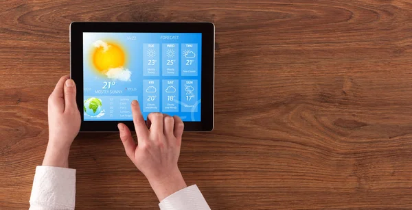 手をタブレットの天気をチェック — ストック写真