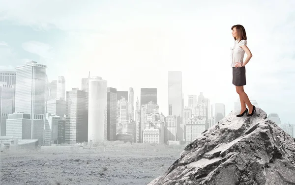 Business person looking to ruined city from distance — Stock Photo, Image