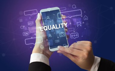 Sosyal medya kavramına sahip akıllı telefon kullanımı