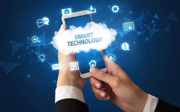 Χέρι χρησιμοποιώντας smartphone με την έννοια της τεχνολογίας σύννεφο — Φωτογραφία Αρχείου