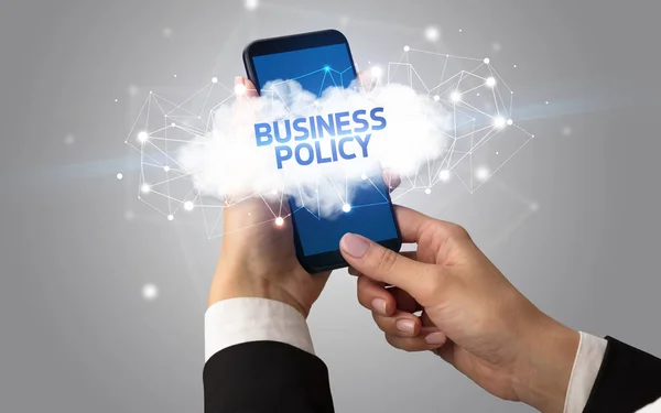 Mano utilizzando smartphone con concetto di business cloud — Foto Stock