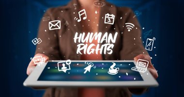 Tablet tutan kişi, sosyal ağ kavramı