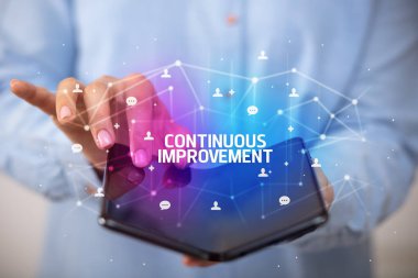 Katlanabilir akıllı telefonu olan bir iş adamı, yeni teknoloji konsepti