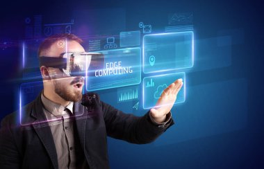 Sanal gerçeklik gözlüklerine bakan iş adamı, teknoloji konsepti