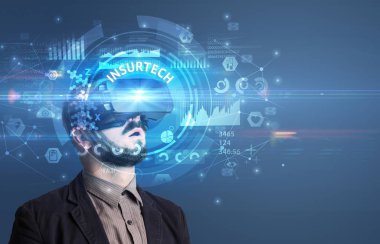 İş adamı VR gözlüklerinden bakıyor.