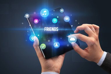 Katlanabilir akıllı telefonu olan bir iş adamı