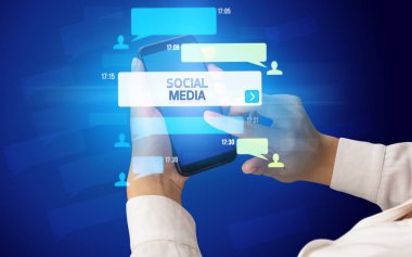 Sosyal medya kavramına sahip akıllı telefon kullanımı