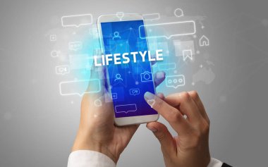 Sosyal medya kavramına sahip akıllı telefon kullanımı