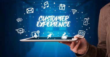 Tablet tutan kişi, sosyal ağ kavramı