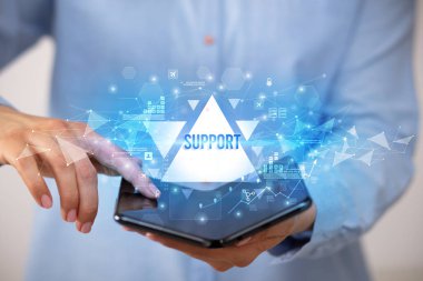 İş adamı katlanabilir bir akıllı telefon tutuyor, iş konsepti