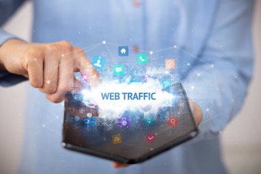 İş adamı katlanabilir bir akıllı telefon tutuyor, teknoloji konsepti