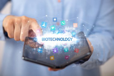 İş adamı katlanabilir bir akıllı telefon tutuyor, teknoloji konsepti