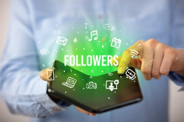 Katlanabilir akıllı telefonu olan bir iş adamı, sosyal medya kavramı