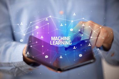 Katlanabilir akıllı telefonu olan bir iş adamı, yeni teknoloji konsepti