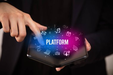 Katlanabilir akıllı telefonu olan bir iş adamı, sosyal medya kavramı