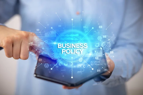 Empresario sosteniendo un teléfono inteligente plegable, nuevo concepto de negocio — Foto de Stock