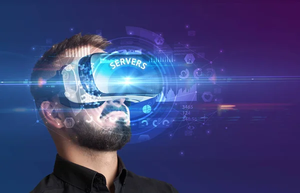 사업가가 VR 안경을 보고 있다 — 스톡 사진