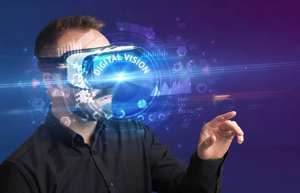 Uomo d'affari che guarda attraverso gli occhiali VR — Foto Stock