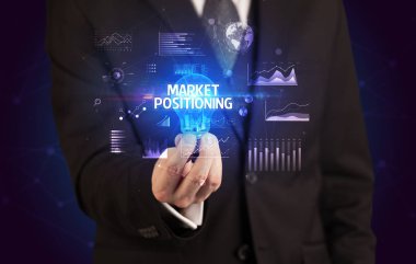 Elinde ampul tutan bir iş adamı, yeni iş konsepti