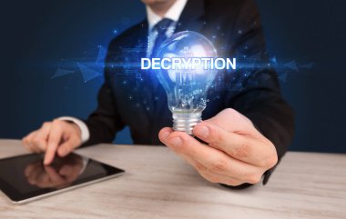 Elinde ampul tutan bir iş adamı.