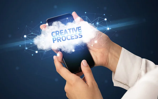 Kézi használata okostelefon felhő üzleti koncepció — Stock Fotó