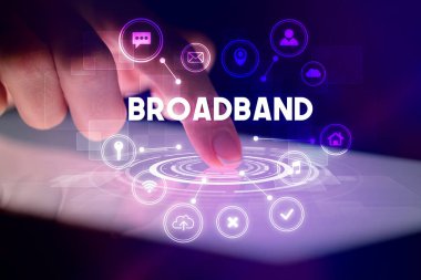 Web teknolojisi simgeleriyle tablete dokunmak