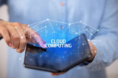 Katlanabilir akıllı telefonu olan bir iş adamı, yeni teknoloji konsepti