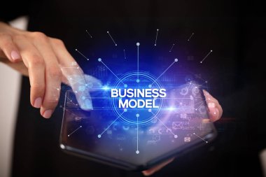 İş adamı katlanabilir bir akıllı telefon tutuyor, yeni iş konsepti