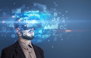 İş adamı VR gözlüklerinden bakıyor.