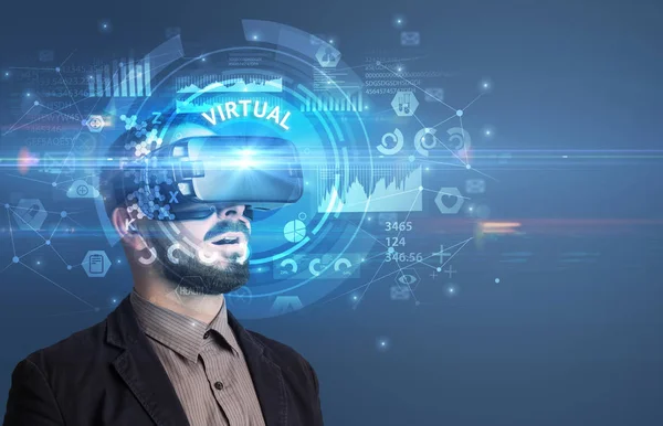 Podnikatel se dívá přes VR brýle — Stock fotografie