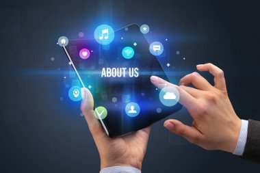 Katlanabilir akıllı telefonu olan bir iş adamı