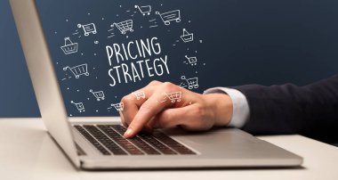 Dizüstü bilgisayar ve e-ticaret konsepti üzerinde çalışan bir iş adamı