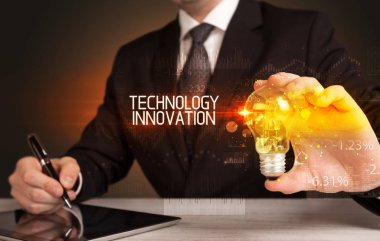 Elinde ampul tutan bir iş adamı.