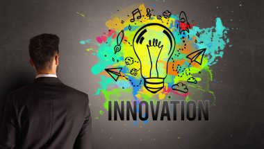 İş adamı renkli ampul çiziyor