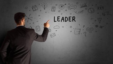 İş adamı yaratıcı bir fikir çiziyor.